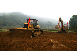 Sau khi nhận mặt bằng, nhà thầu tập trung phương tiện thi công đoạn qua xã Yên Quang.